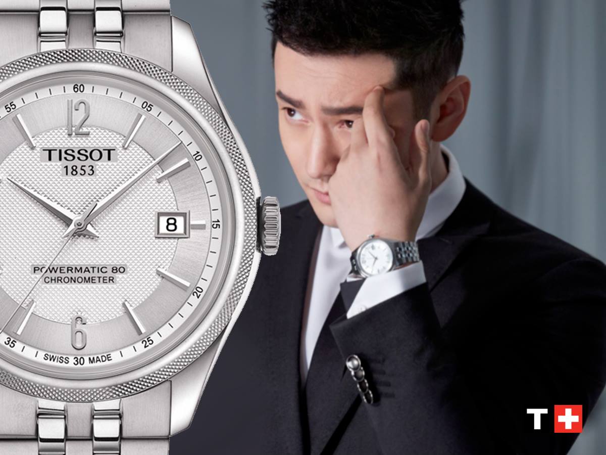 Ein Mann in Anzug betrachtet nachdenklich seine Tissot-PowerMatic-Uhr mit silbernem Zifferblatt und Metallarmband.