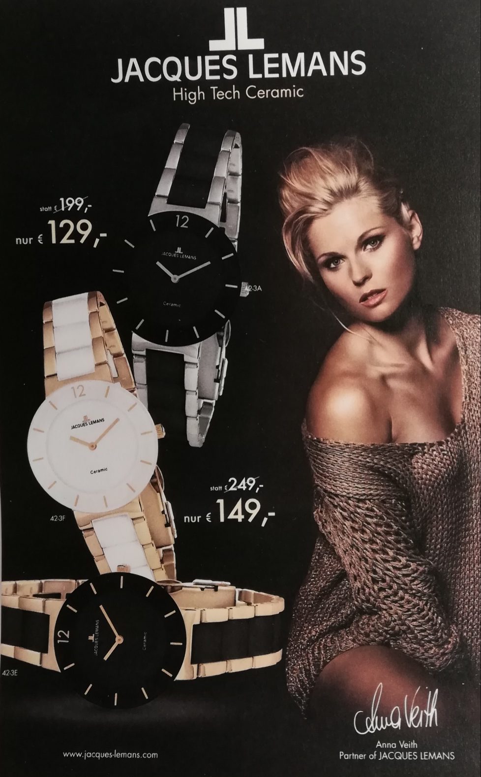 Auf dem Bild sind zwei elegante Uhren von Jacques Lemans zu sehen, begleitet von einem Model in einem luxuriösen Pullover, das verführerisch in die Kamera schaut.