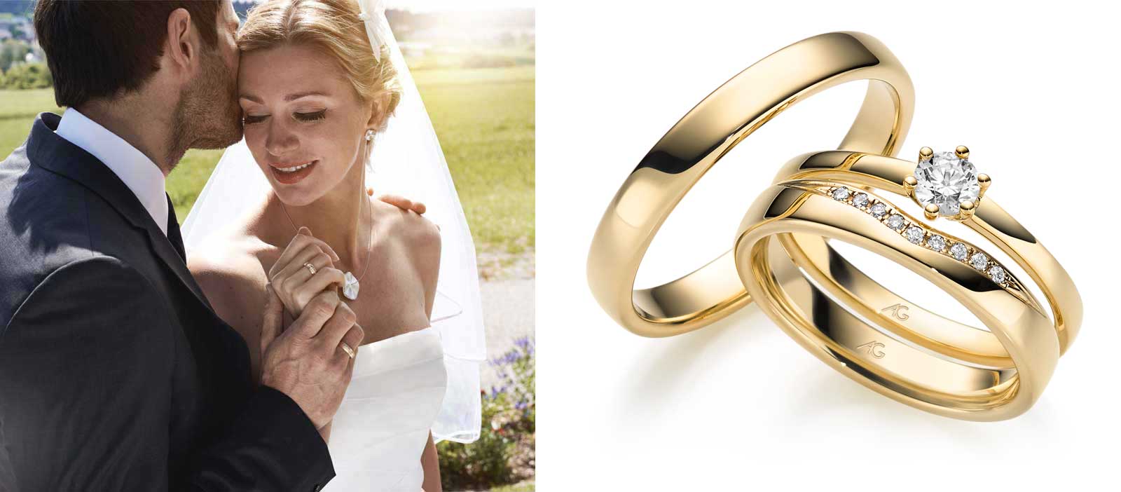 Ein Brautpaar steht sich gegenüber, die Frau trägt ein strahlendes Lächeln und einen weißen Hochzeitskleid. In der Nähe liegen zwei goldene Eheringe.