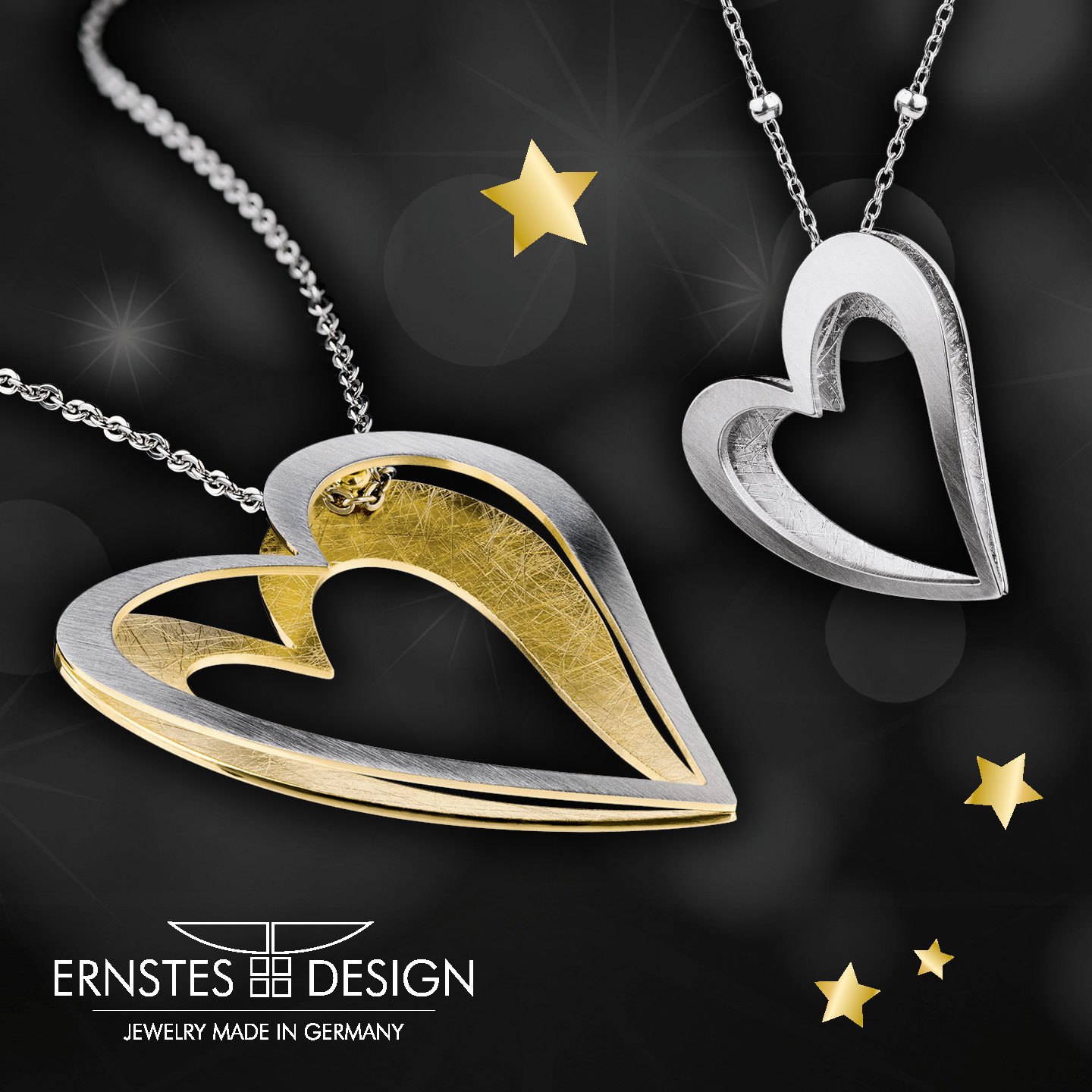 Zwei kunstvoll gestaltete Herzanhänger aus Silber und Gold hängen an feinen Ketten. Der Hintergrund ist dunkel mit goldenen Sternen und Glanzlichtern.