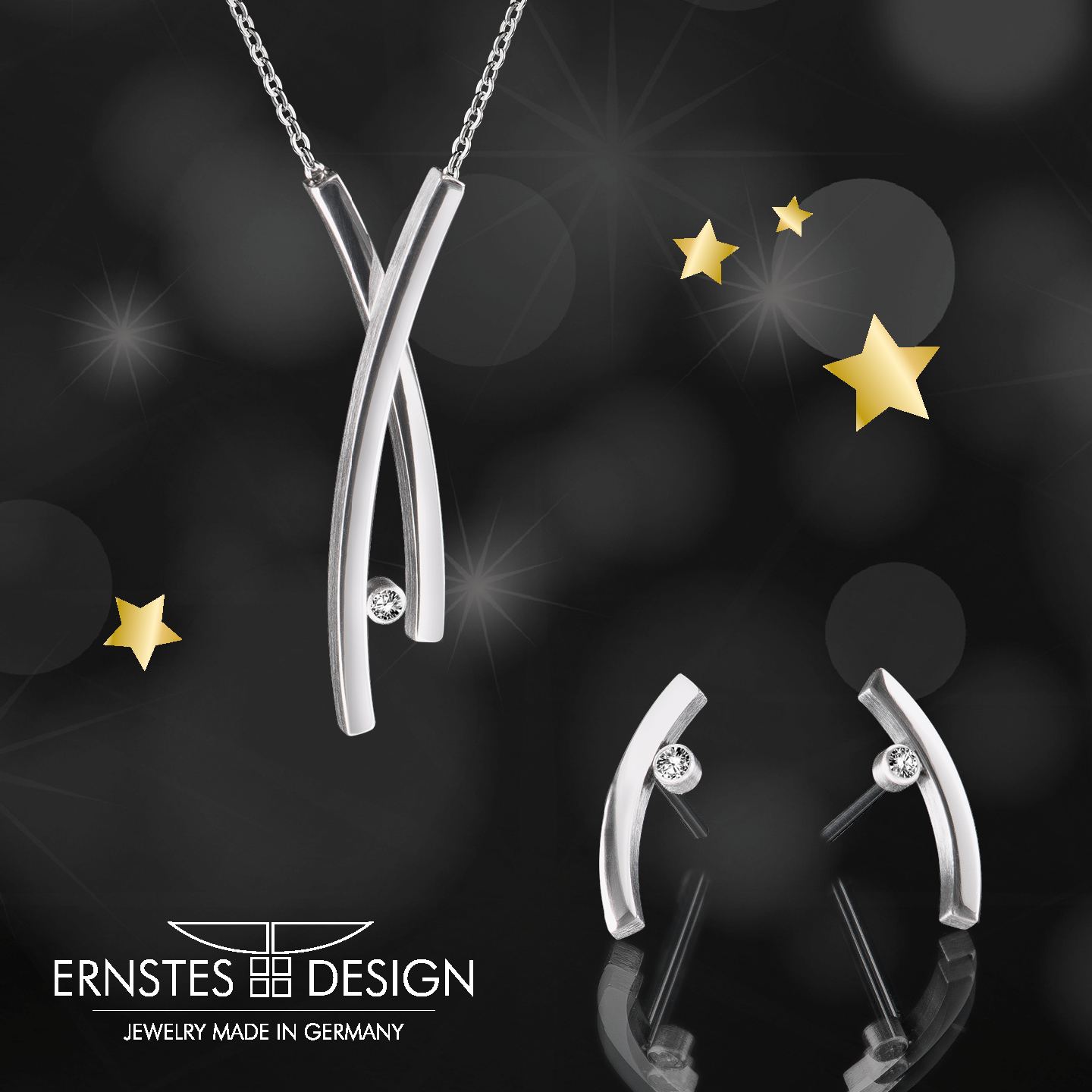Eine elegante Silberschmuckkollektion bestehend aus einer Halskette mit gekreuzten Elementen und passenden Ohrringen, beleuchtet von funkelnenden Sternen.