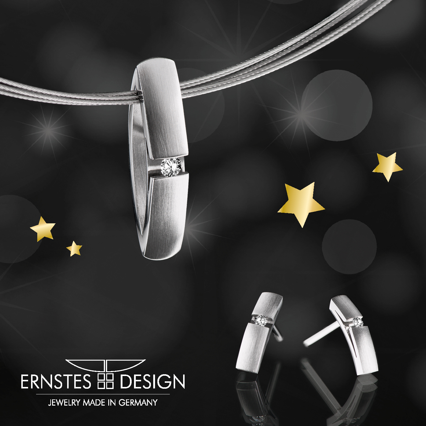 Ein elegantes Schmuckset aus einem metallischen Anhänger mit einem kleinen Stein und passenden Ohrringen, auf einer schlichten, dunklen Hintergrundkulisse.