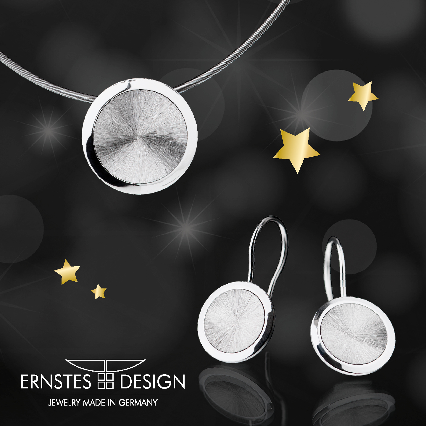 Ein silbernes Schmuckset bestehend aus einer eleganten Halskette mit runder Anhänger und passenden Ohrhängern, umgeben von einem funkelnden Hintergrund.