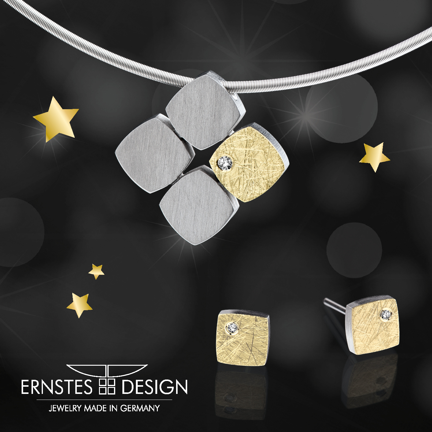 Eine Halskette mit einem vierteiligen, geometrischen Anhänger aus Silber und einer goldenen Fläche mit einem funkelnden Stein. Daneben Ohrringe aus demselben Design.