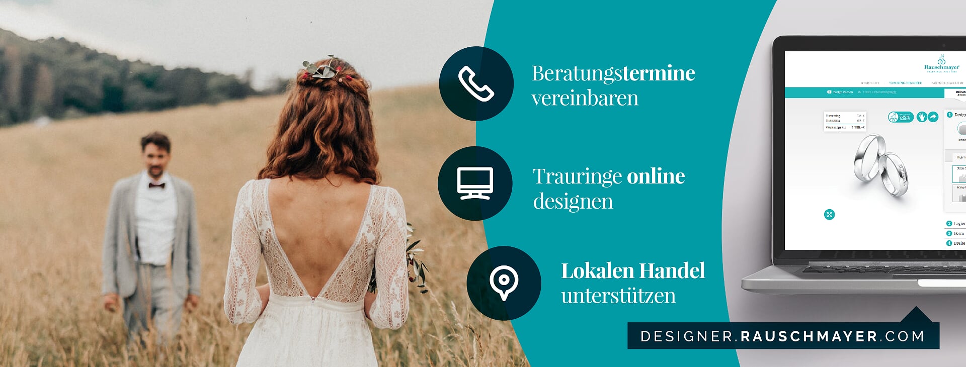 Eine Braut in einem weißen Spitzenkleid steht auf einem Feld und dreht sich um, während ein Bräutigam im Hintergrund lächelt. Links sind Dienstleistungen für Trauringe angeordnet.