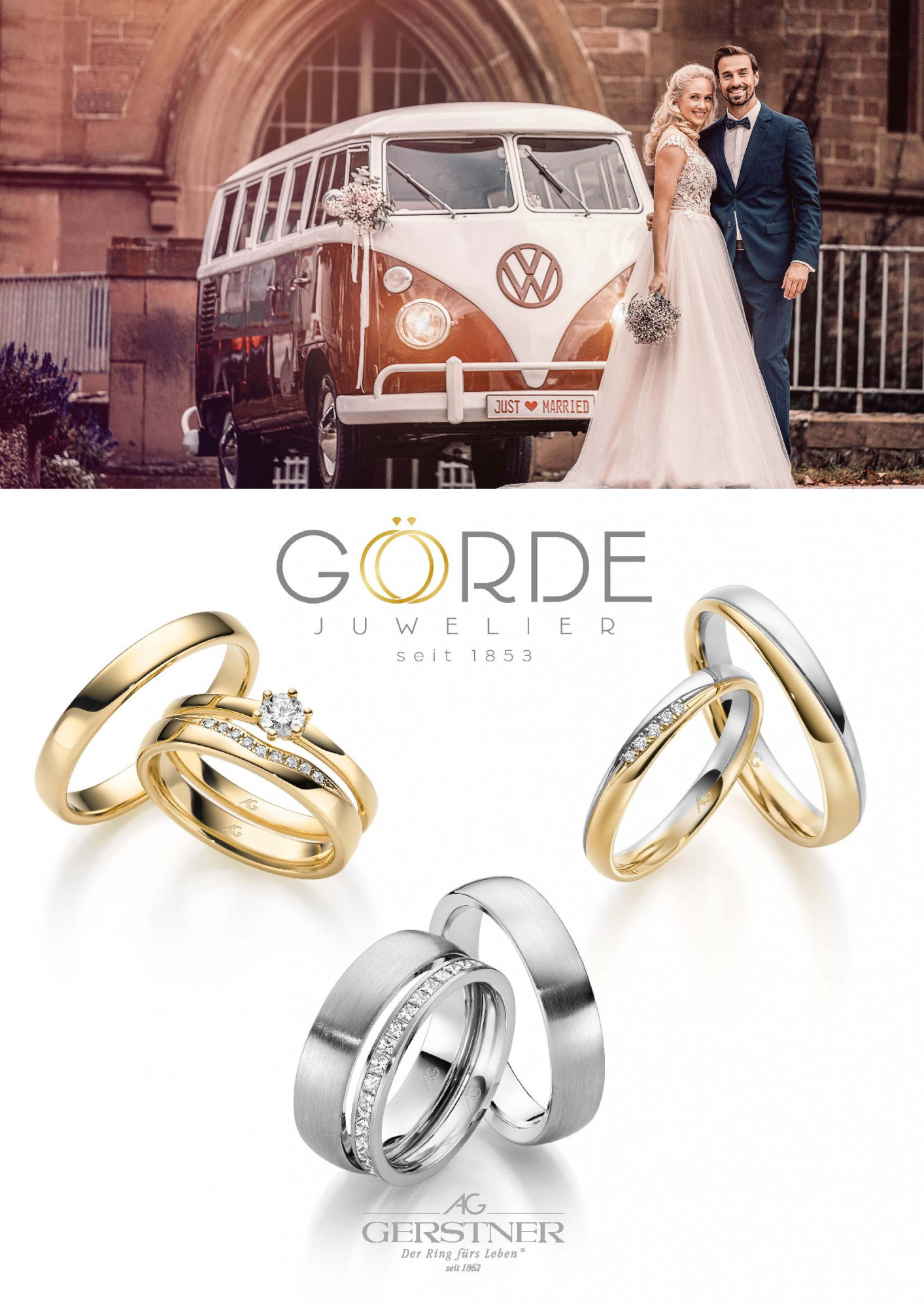 Ein frisch verheiratetes Paar steht neben einem weißen VW-Bus mit „Just Married“-Schild. Darunter sind elegante Trauringe in Gold und Silber abgebildet.