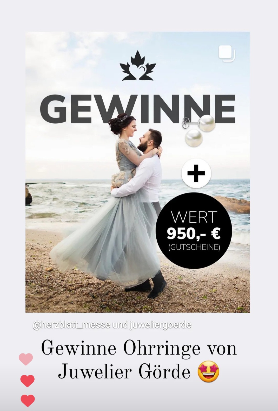 Ein Paar steht am Strand, das Mädchen in einem hellblauen Kleid wird vom Mann umarmt. Im Hintergrund sind Wasser und Felsen zu sehen. Text schlägt einen Gewinn von Ohrringen vor.