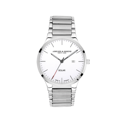 Eine elegante, runde Armbanduhr mit silbernem Edelstahlarmband und weißem Ziffernblatt. Sie zeigt die Zeit sowie das Datum an und ist solarbetrieben.
